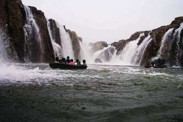 Hogenakkal-Falls-in-Dharmapuri